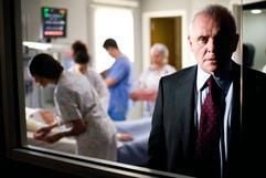 Im neuen Film «Das perfekte Verbrechen» steht Ted Crawford (Anthony Hopkins, r) in einem Krankenhaus vor einer Glasscheibe (undatierte Filmszene). (Foto: dpa)