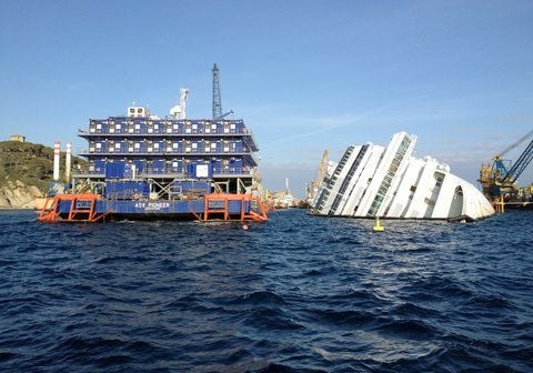 Die «Costa Concordia» liegt vor Giglio (FOTO: DPA)