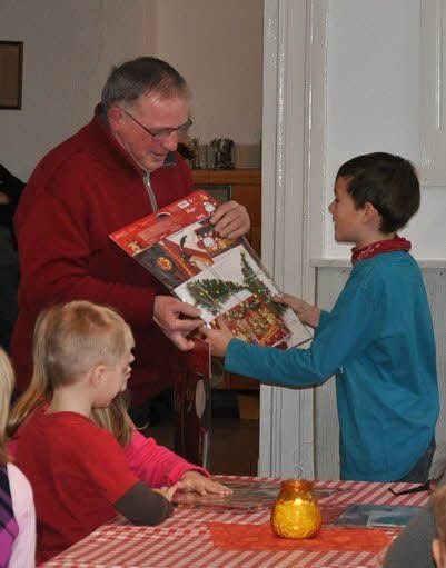 „Eismann“-Vertreter Andreas Löwe überreicht Adventskalender.