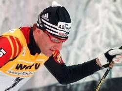 Ronny Ackermann auf der Suche nach dem richtigen Schuh (Foto: dpa).