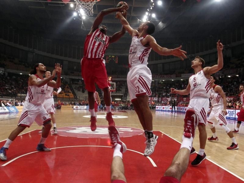 Bryant Dunston (2.v.l.) holt gegen den Münchner Yassin Idbihi einen Rebound.