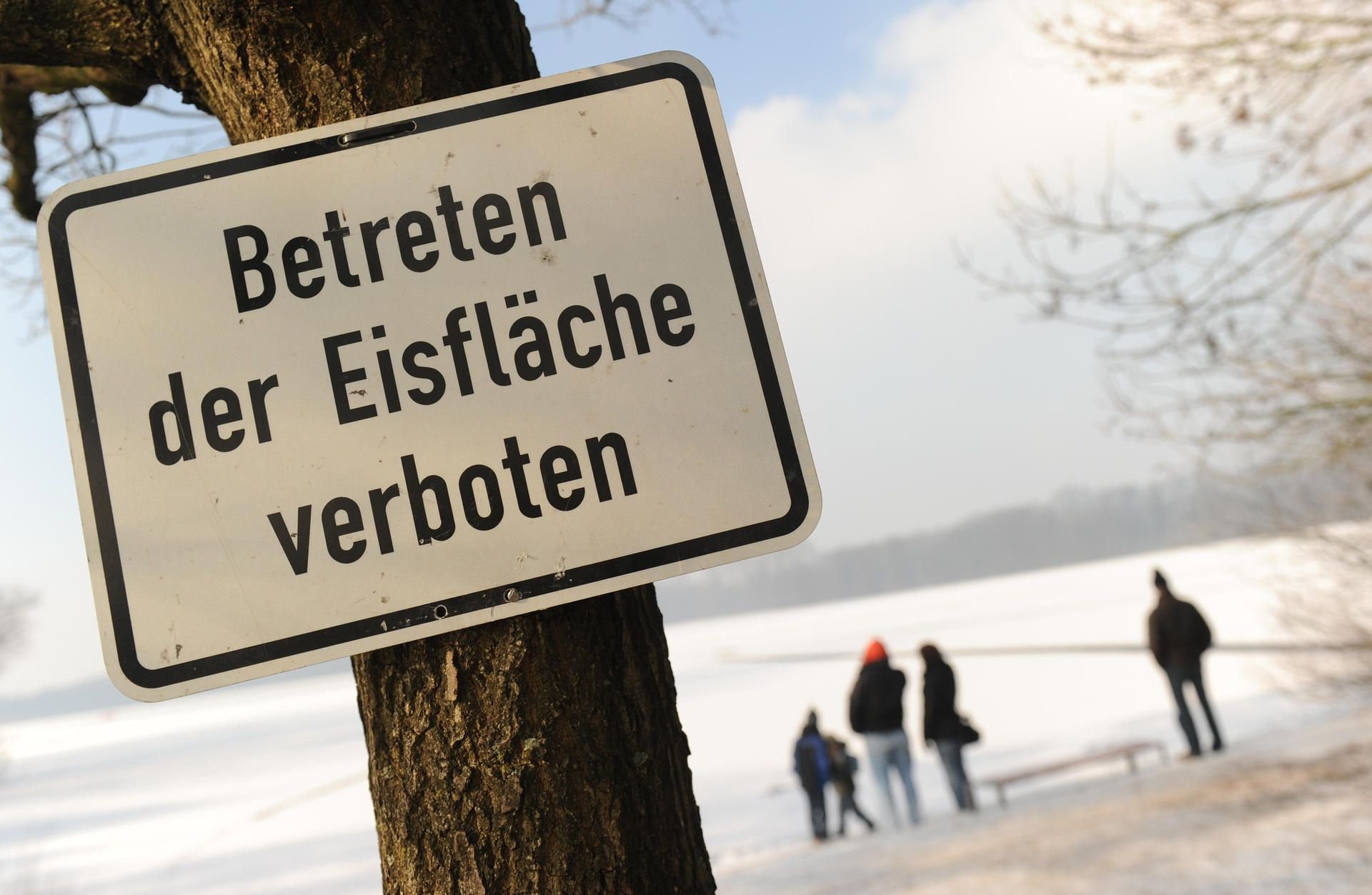 Trotz Verbots betreten immer wieder Leute Eisflächen.