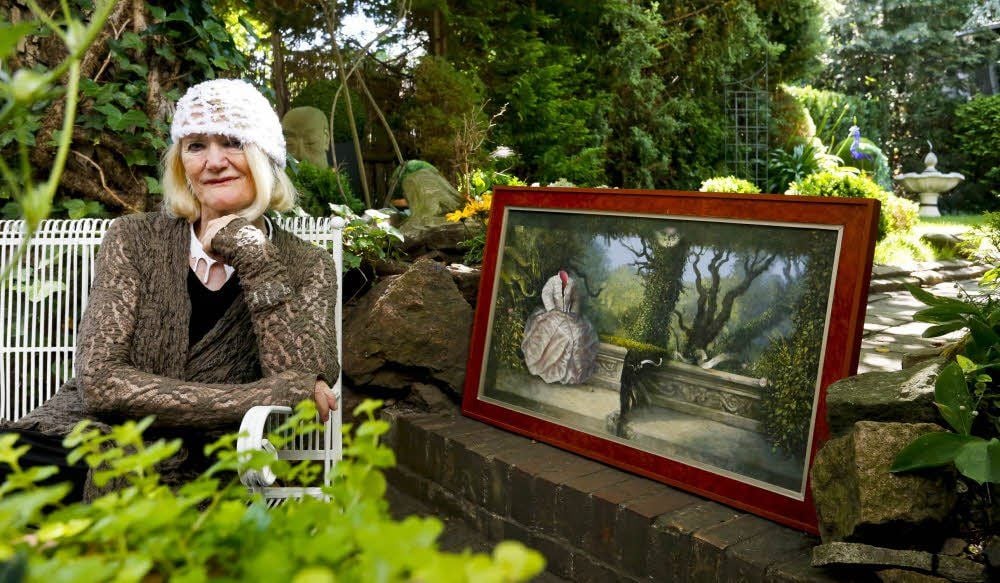 Dame im Grünen: Doris Hänsel fühlt sich in ihrem Garten voll Kunst wohl. In ihrem Haus pflegt sie seit Jahren eine Salonkultur par excellence.
