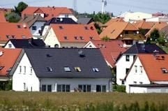 Der Traum von den eigenen Wänden droht oft zu zerplatzen - können etwa wegen Überschuldung Darlehen und Kredite nicht mehr zurückgezahlt werden, droht im äußersten Fall die Zwangsversteigerung der eigenen vier Wände. (Foto: dpa)