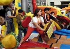 Auf einer Hüpfburg auf dem Potsdamer Platz in Berlin versuchen Kinder am Sonntag (19.09.2004), ihre Geschicklichkeit beim Fangen zu beweisen. Anlässlich des Weltkindertages veranstaltete das Deutsche Kinderhilfswerk zum 15. Mal das Weltkindertagsfest. Die Initiatoren erwarten etwa 300 000 kleine und große Besucher. (Foto: dpa)