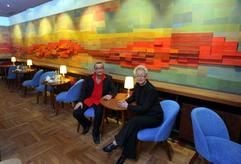Die neuen Betreiber der Dresdner Kakadu-Bar, Reni Wild (r.) und Ulf Neuhaus, sitzen in der im Stil der 1960er Jahre renovierten Tanzbar im Parkhotel Weißer Hirsch. (Foto: dpa)