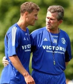 Schalke-Trainer Jupp Heynckes (r) spricht nach dem Training mit Stürmer Ebbe Sand. (Foto: dpa)