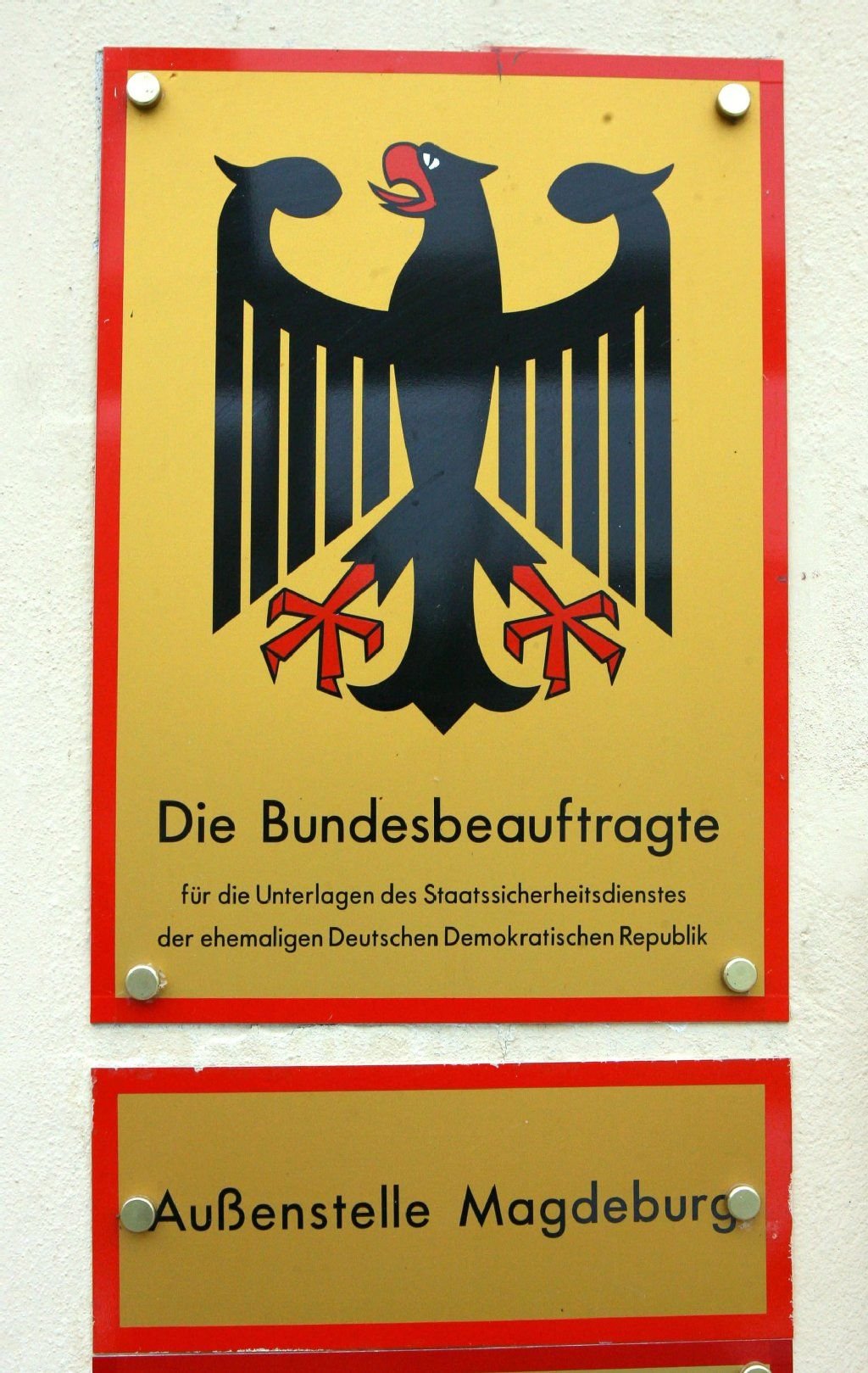 Blick auf das Behörden-Schild der Bundesbauftragten für die Unterlagen des Staatssicherheitsdienstes.