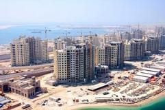 In Dubai wird zur Zeit an vielen Großprojekten zugleich gebaut. Die fertigen Hochhäuser sollen Platz für Firmen, Hotels und Wohnungen bieten. (Archivfoto: dpa)