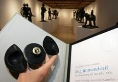 Der Kaiserring 2006 für den Künstler Jörg Immendorff wird im Mönchehaus Museum in Goslar gezeigt. (Foto: dpa)