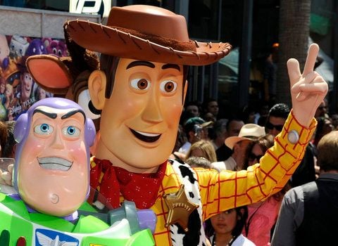 Woody (r) und Buzz Lightyear, Charaktere des neuen 3-D-Abendteuers «Toy Story 3» posieren in Los Angeles auf dem roten Teppich bei der Premiere. (FOTO: DPA)