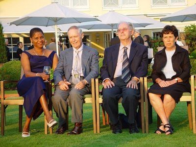 Fred Raymes (2. v. l) und Menachem Mayer mit ihren Ehefrauen im Kinofilm «Menachem & Fred». Die beiden jüdischen Brüder wachsen in der idyllischen Provinz von Hoffenheim auf, bis ihre Eltern ins KZ gebracht und die beiden, um sie zu retten, weg gegeben werden. (FOTO: DPA)