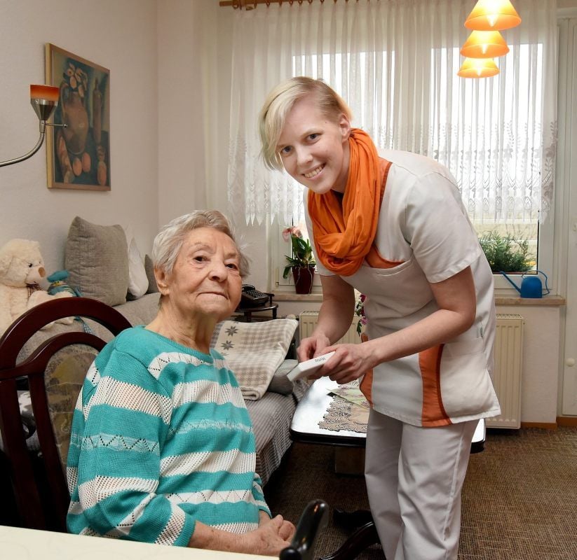 Victoria Elbrandt (r.) und ihr Team kümmern sich um Alwine Dietrich.