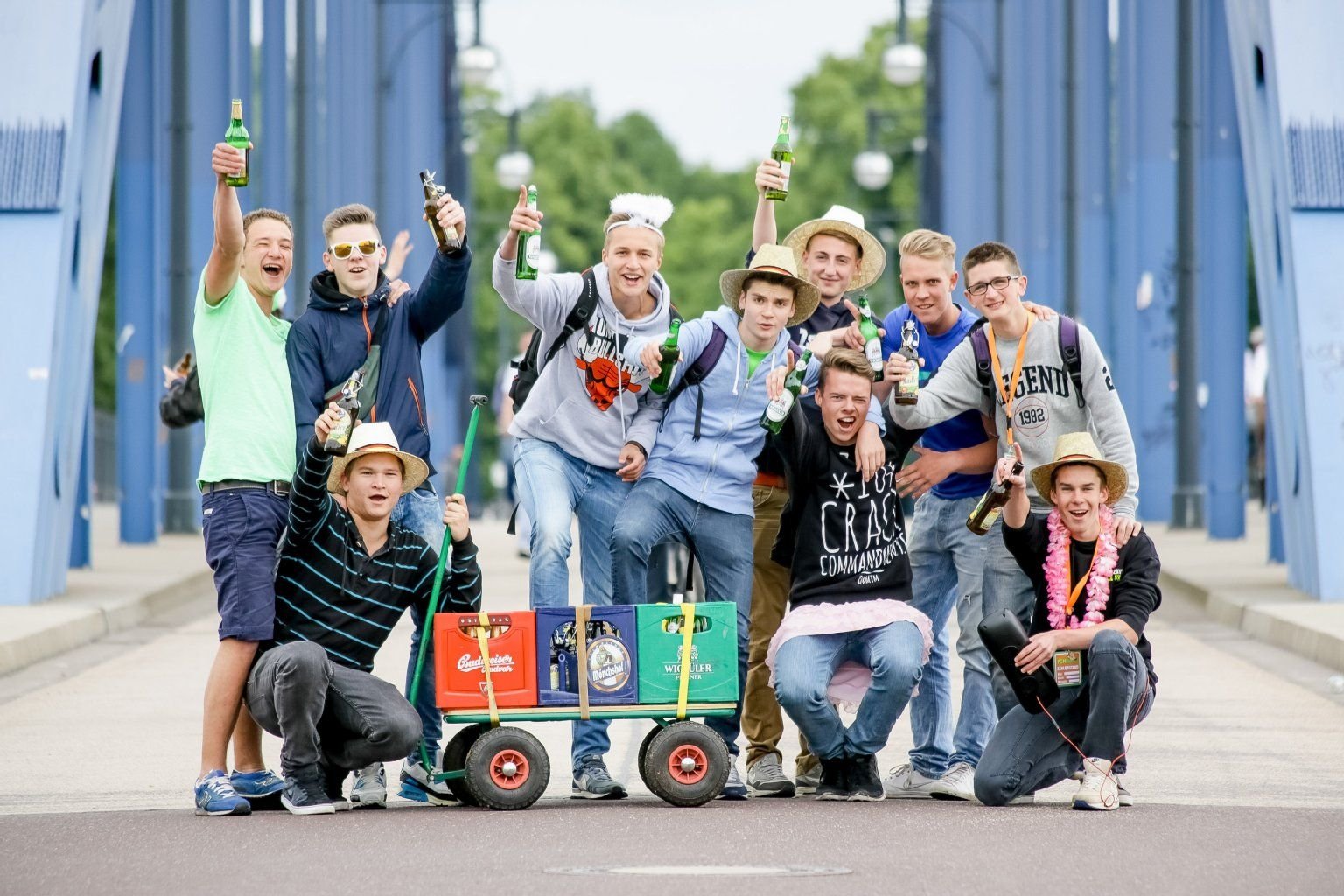 Junge Männer sind am Herrentag in Magdeburg auf der Sternbrücke unterwegs. Bei durchwachsenem Wetter ziehen die Männer in diesem Jahr an Christi Himmelfahrt durch die Stadt und die Parkanlagen, um ihren Tag zu feiern.