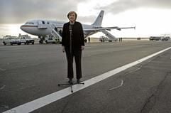 Vielfliegerin Angela Merkel: Die Bundeskanzlerin (im Bild am 12. Januar 2006 in Berlin-Tegel ist zu Auslandsreisen in einem Airbus A 310 der Flugbereitschaft BMVg unterwegs, an dessen Rumpf «Bundesrepublik Deutschland» zu lesen ist. (Foto: dpa)