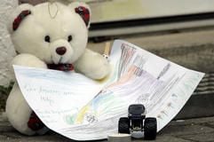 Ein Teddybär und ein Zettel liegen am Sonntag vor dem Haus der Eltern des neunjährigen Mitja in Leipzig. (Foto: dpa)