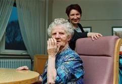 Die Versorgung dementer Patienten erfordert viel Geduld und Verständnis - oft erkranken die Betroffenen schleichend und zunächst kaum wahrnehmbar an Alzheimer. (Foto: Deutsche Alzheimer Gesellschaft/dpa/gms)