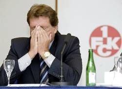 Bei der Bilanzpressekonferenz des 1. FC Kaiserslautern hat der Generalbevollmächtigte des Vereins, der Schweizer RenÈ C. Jäggi, am Dienstag (01.10.2002) in Kaiserslautern im Fritz-Walter-Stadion die Hände vor dem Gesicht. Der Verein benötigt kurzfristig fünf Millionen Euro, um eine Zahlungsunfähigkeit zu vermeiden. Aus diesem Grund wird der Fußball-Bundesligist die Transferrechte an Nationalstürmer Miroslav Klose für diese Summe an eine nicht benannte Firma verkaufen. Klose soll weiterhin für die Pfälzer spielen. Bis zum Saisonende erwartet der Club einen Verlust von 9,4 Millionen Euro.