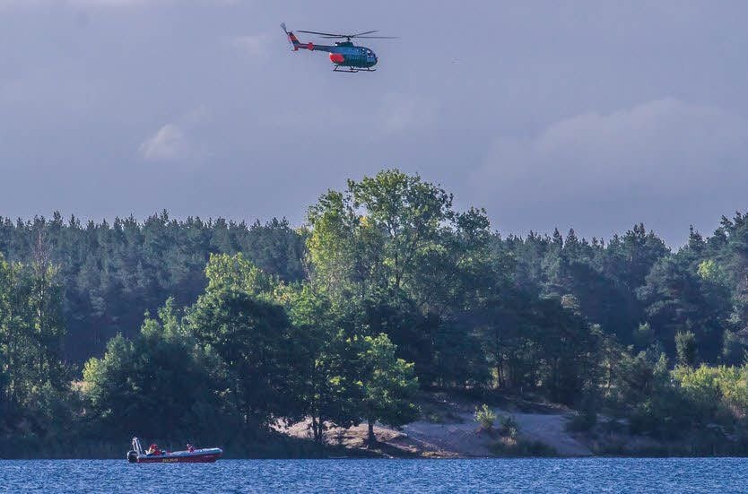 Auch ein Hubschrauber kommt bei der Suche zum Einsatz.