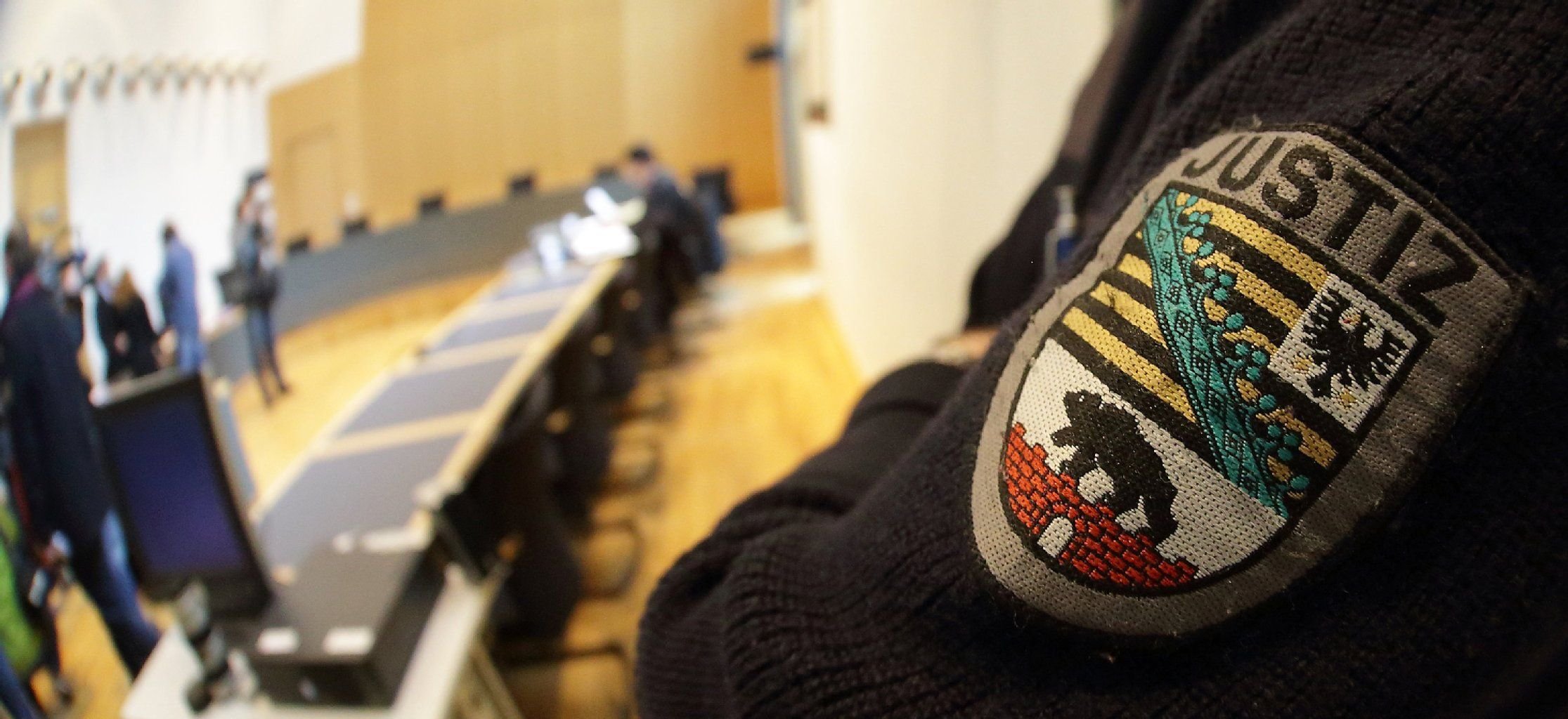 Ein Wachtmeister der Justiz steht am 26.02.2013 während eines Revisionsprozesses im Landgericht in Magdeburg.