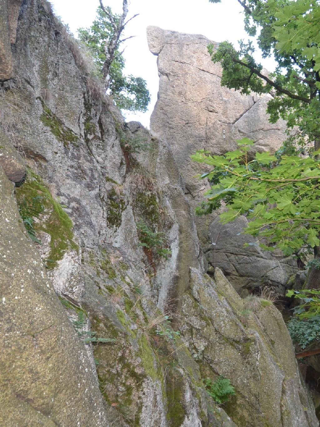 An diesem Felsen stürzte der Kletterer ab.