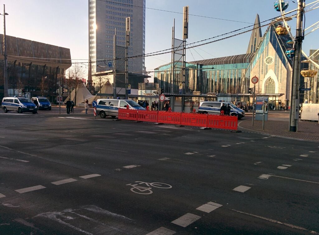 Die Polizei hat den Weihnachtsmarkt in Leipzig aktuell abgeriegelt.