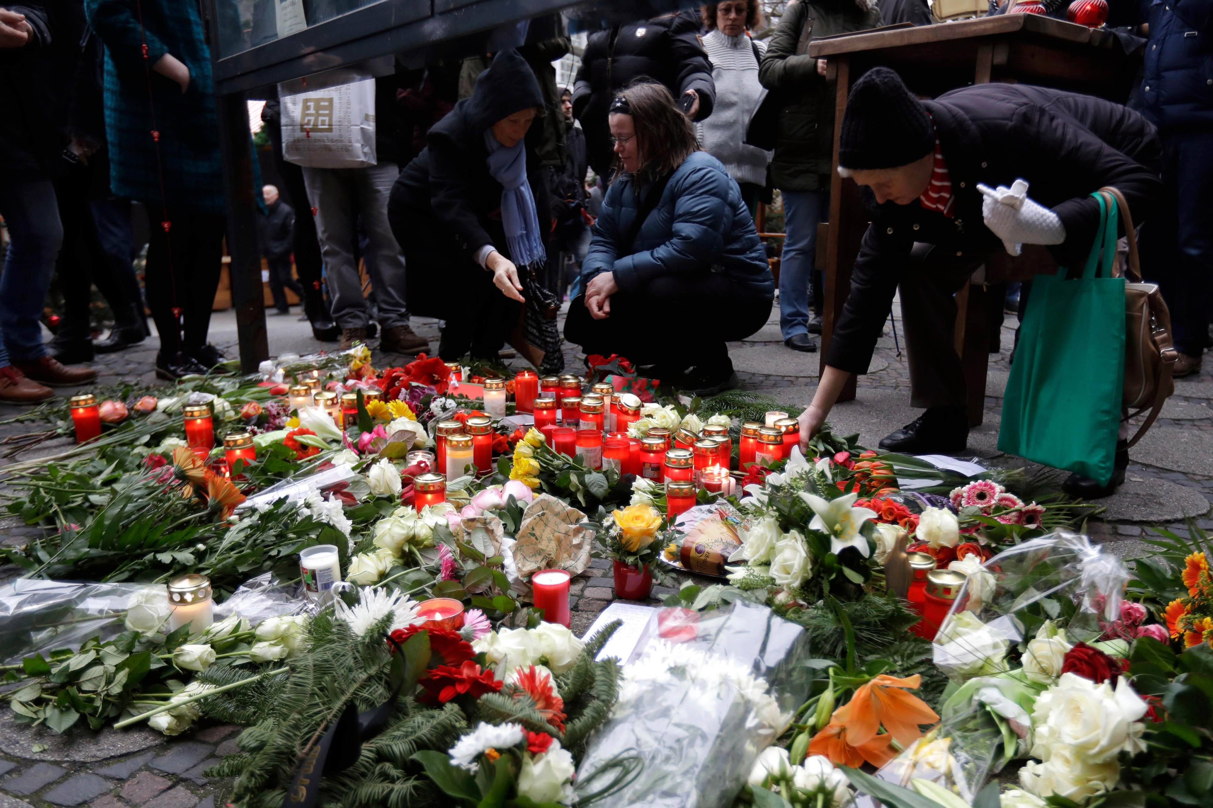 Menschen in Berlin haben Blumen und Kerzen abgelegt.