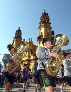 Tubabläser einer Trachtengruppe gehen am 21. September 2003 beim traditionellen Trachten- und Schützenumzug anlässlich des Oktoberfestes in München an der Münchner Theatinerkirche vorbei. (Foto: dpa)