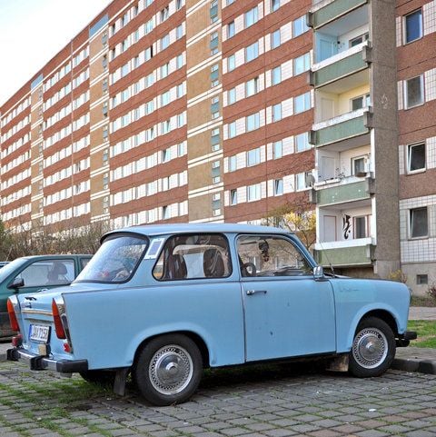 Ein Trabant 601 parkt vor einem Plattenbau im Leipziger Stadtteil Grünau. (ARCHIVFOTO: DPA)
