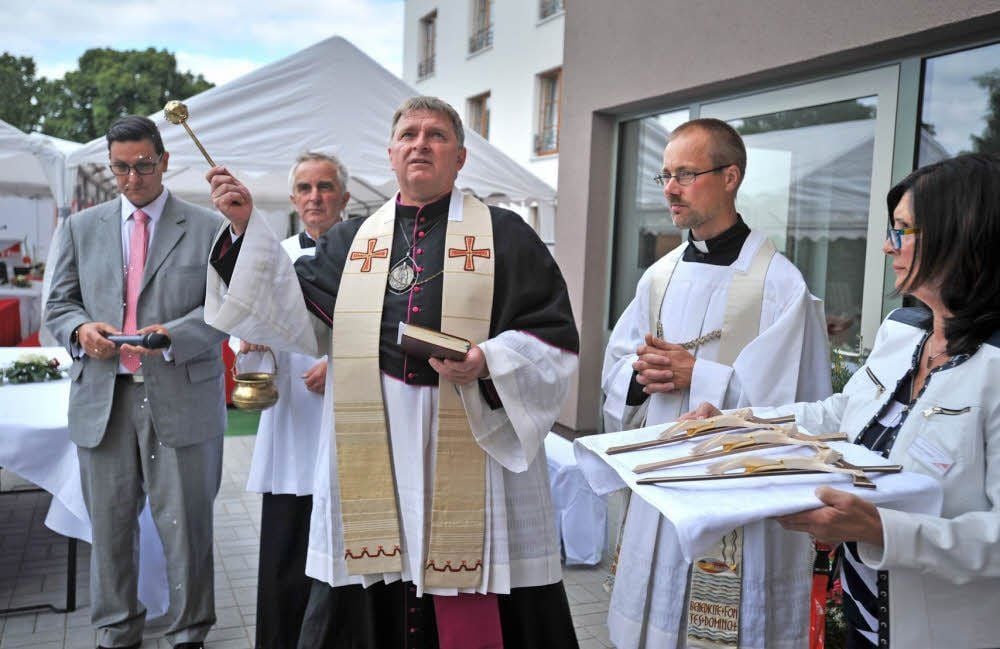 Domkapitular Thomas Thorak (Mitte) vom Bistum Magdeburg segnete den Neubau am Caritas-Altenpflegeheim in Zörbig.
