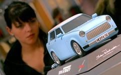 Eine Besucherin schaut sich auf der IAA in Frankfurt am Main am Stand der Herpa Miniaturmodelle aus Dietenhofen das 1:10-Designmodell eines «newTrabi» an. (Foto: dpa)