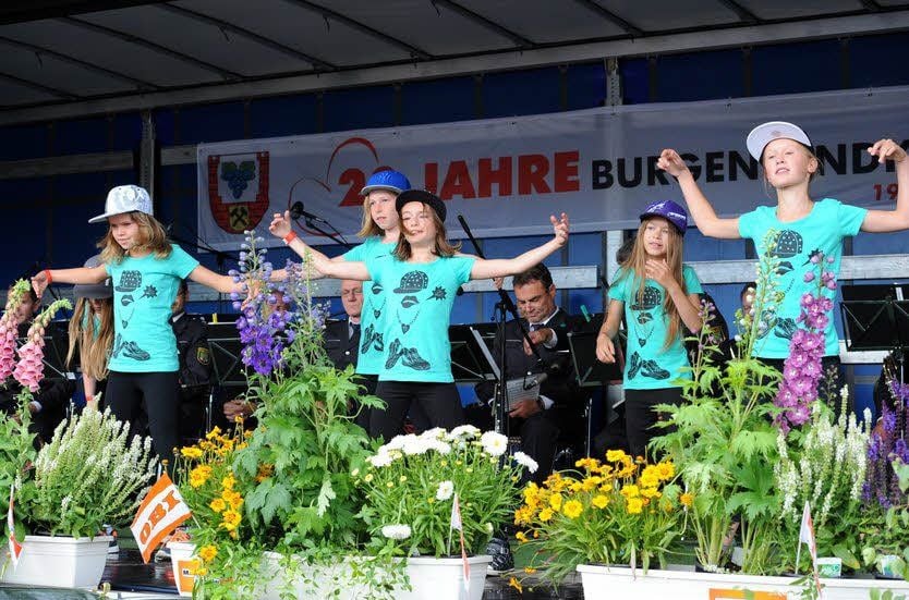 Überbringen sportliche Grüße: Mädchen und Jungen der von Gisela Reiche betreuten Sportgruppe Kaiserpfalz.