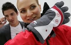 Model Alexandra (r.) telefoniert am Montag (11.06.2007) mit Model Michael auf der Messe avantex in Frankfurt/Main mit einem Kommunikationshandschuh, der über Bluetooth mit ihrem Handy verbunden ist. (Foto: dpa)