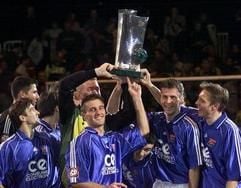 Die Unterhachinger Spieler Djoni Novak, Alexander Strehme, Danny Schwarz, Matthias Zimmermann und Oliver Straube (vl) jubeln in der Dortmunder Westfalenhallenach dem Sieg im Finale um den DFB-Hallenpokal im Januar 2001 (Foto: Archiv).