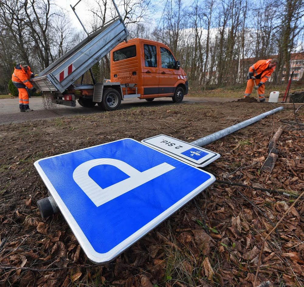 Das Verkehrszeichen wird aufgestellt. Zwei Stunden lang kann hier künftig geparkt werden.
