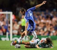 Der Bremer Torsten Frings (am Boden) gegen Andrey Shevchenko von Chelsea. (Foto: dpa)
