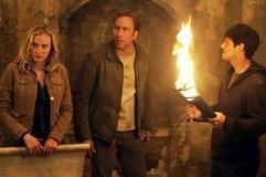 Dr. Abigail Chase (gespielt von Diane Kruger), Benjamin Franklin Gates (Nicholas Cage, Mitte) und Riley Poole (Justin Bartha) sind auf der Suche nach einem weiteren Teil des Schatzes (Szenenfoto). Gates ist der jüngste Spross einer Familie Schatzjäger, die sich seit acht Generationen einer einzigen Aufgabe verschrieben haben: Sie suchen überall in den Vereinigten Staaten nach einer Schatztruhe mit der Kriegskasse, die die amerikanischen Gründerväter nach dem Revolutionskrieg vergraben haben. Doch natürlich hat Gates einen fiesen Gegenspieler und auch das FBI schaltet sich in den Fall ein. Jerry Bruckheimer, erfolgreichster Produzenten aller Zeiten, inszenierte einen actionreichen Abenteuerfilm im bewährten «Indiana Jones»-Look. (Foto: MZ)