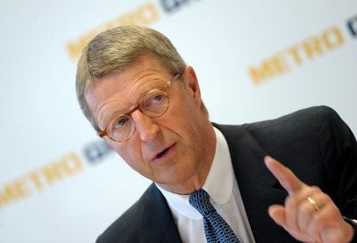 Der Vorstandvorsitzende des Handeslkonzern Metro, Eckhard Cordes, spricht am 30.04.2010 in Düsseldorf bei einer Pressekonferenz. (FOTO: DPA)