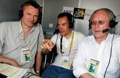 Die TV-Kommentatoren Hagen Boßdorf (l.) und Herbert Watterott (r.) berichten mit Erik Zabel vom Ende der 17. Etappe der Tour de France in Revel im Juli 2005. (Archivfoto: dpa)