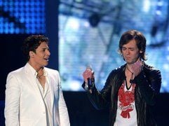 Thomas Godoj (r.) freut sich beim Finale von Deutschland sucht den Superstar im Coloneum in Köln über seinen Sieg. Der 30-jährige Kandidat setzte sich bei der RTL-Castingshow gegen Fady Maalouf (l.) durch. (Foto: dpa)