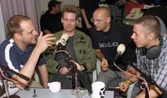 Smudo, Michi Beck alias DJ Hausmarke, Thomas D. und And.Ypsilon, (l-r) von den "Fantastischen Vier" unterhalten sich in einem Studio des Südwestrundfunks in Stuttgart (Archivfoto vom 07.07.1999). Die bekannteste deutsche Hip-Hopp-Gruppe, das Stuttgarter Quartett "Die Fantastischen Vier", bringt nach fünfjährger Auszeit mit dem Titel "VIEL" die sechste Platte auf den Markt. (Foto: dpa)