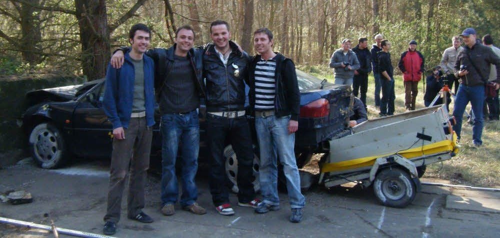 Selten sieht man nach einem Unfall so fröhliche Gesichter: Die vier Erfinder der Knickdeichsel nach einem erfolgreichen Crash-Versuch.