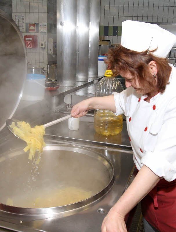 In der Großküche am Kochtopf
