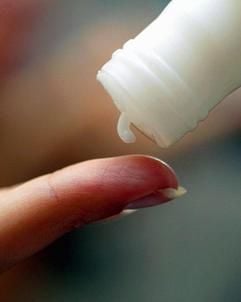 Eine junge Frau trägt eine Feuchtigkeitscreme auf ihren Finger auf. Im Badezimmerschrank türmen sich die Tübchen, Dosen, Flacons und Sprays. Ganz hinten versteckt, steht eine offenbar schon vor Monaten angebrochene Körperlotion. Doch ist die weiterhin betörend duftende Milch noch immer eine Wohltat für die Haut? «Das Gros der Kosmetikprodukte ist ab dem Tag ihrer Herstellung mindestens 30 Monate haltbar», erklärt Bernd Stroemer, Sprecher des Industrieverbands Körperpflege- und Waschmittel (IKW). (Foto: ddp)