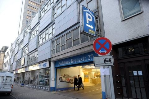 Das Parkhaus Kreuzstraße in der Düsseldorfer Innenstadt ist das Schlusslicht unter den 50 getesteten Anlagen, wie der ADAC mitteilte. (FOTO: DPA)