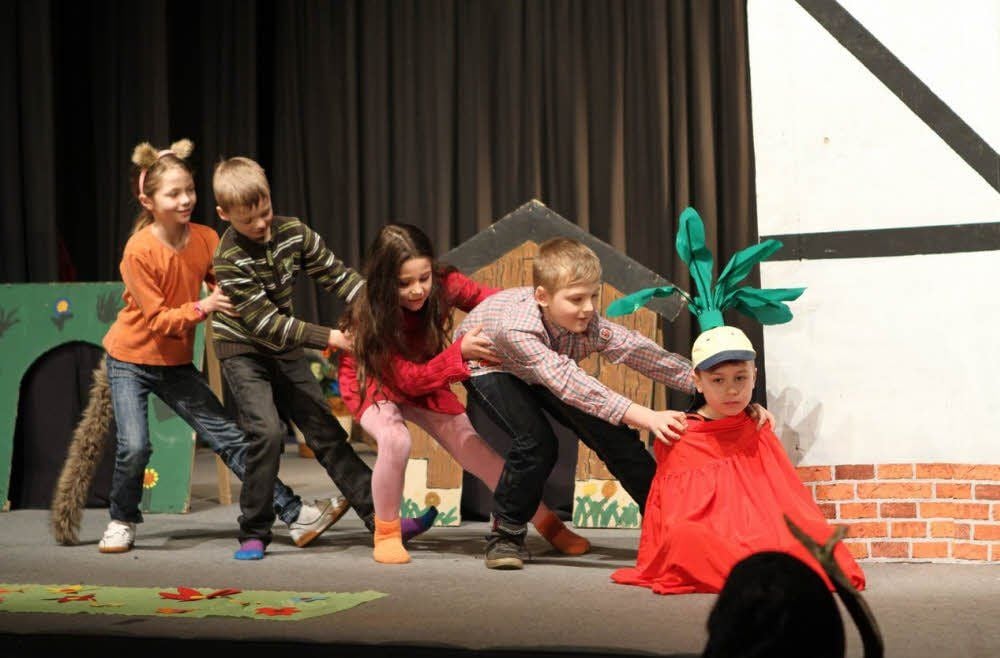 Grundschüler aus der Elstervorstadt zeigen „Die Zauberrübe“.