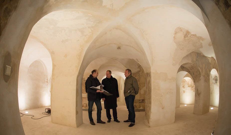 Architekt Rainer Mertesacker von der DSD (rechts) und Volker Barth vom Bauamt der Stadt (links) erklären Oberbürgermeister Eberhard Brecht, wie die Restaurierung der Krypta der Marienkirche vonstatten ging.
