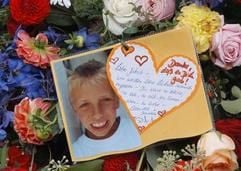 Das Archivbild vom 11.10.2002 zeigt eine Karte und Blumen am Grab des ermordeten Bankierssohn Jakob von Metzler. (Foto: dpa)