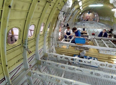 Bei der EADS-Tochter Elbe Flugzeugwerke GmbH in Dresden bauen Spezialisten einen Airbus A310-300 zur Frachtmaschine um. Die Firma ST Aerospace aus Singapur steigt bei der Dresdner Firma ein. (ARCHIVFOTO: DPA)