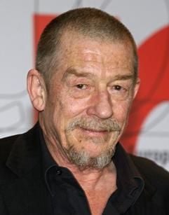 Der britische Schauspieler John Hurt bei den 53. Internationalen Filmfestspielen in Berlin (Archivfoto vom 10.02.2003). Hurt feiert am 22. Januar seinen 65. Geburtstag. Der Sohn eines anglikanischen Pfarrers besuchte die renommierte Royal Academy of Dramatic Art in London. 1961 erhielt er erstmals eine kleine TV-Rolle. Nach zahlreichen Fernsehauftritten wurde er 1978 mit "Midnight Express" als Charakterdarsteller auch einem breiten Kinopublikum bekannt. Für seine Rolle des durch Geschwulste entstellten Elefantenmenschen wurde er 1980 für den Oscar nominiert. Zahlreiche Hauptrollen folgten, u.a. in der Verfilmung von Orwells "1984". (Foto: dpa)
